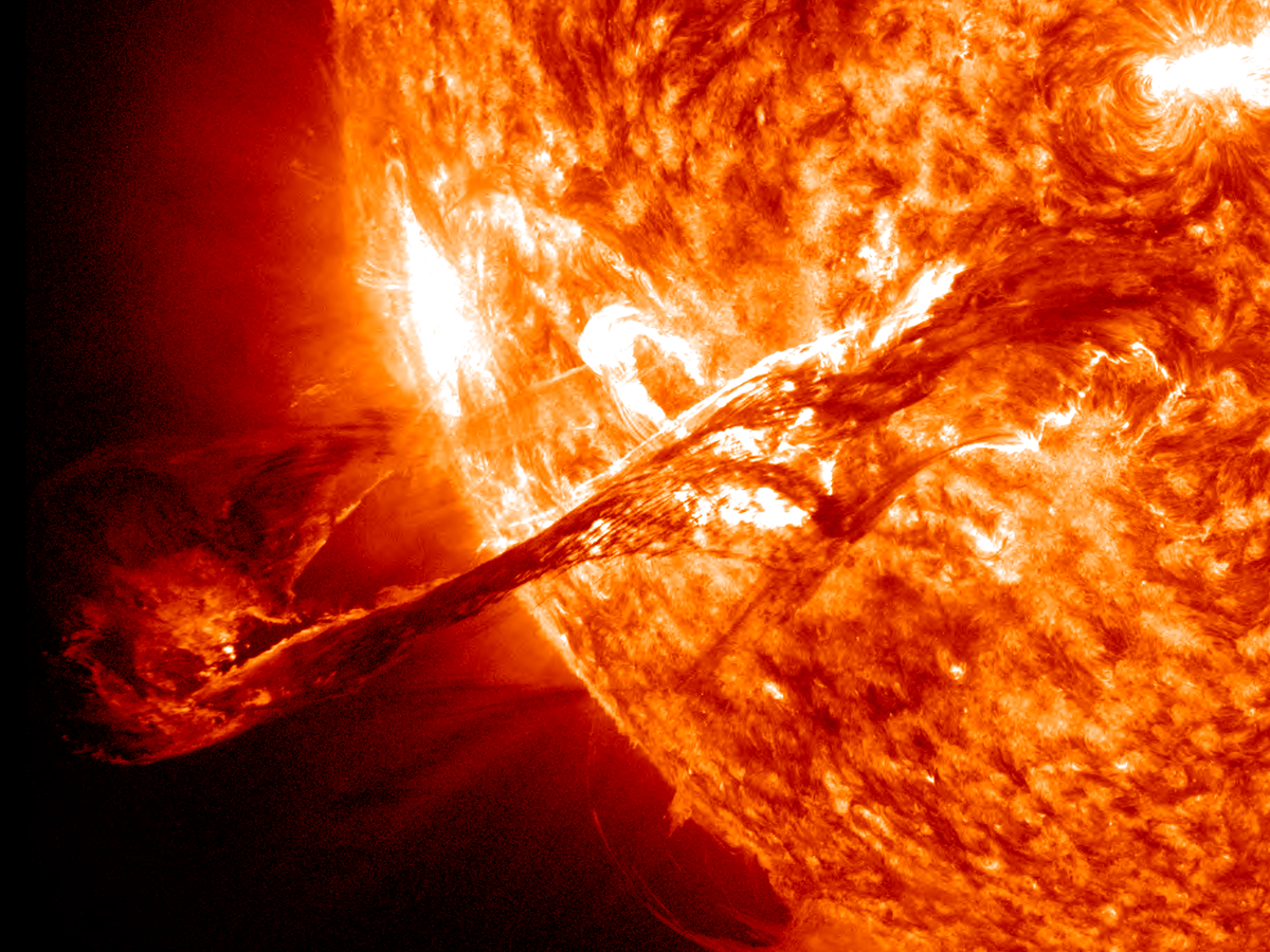    Развитие эруптивного протуберанца 31 августа 2012 г. (3) | © SDO/AIA