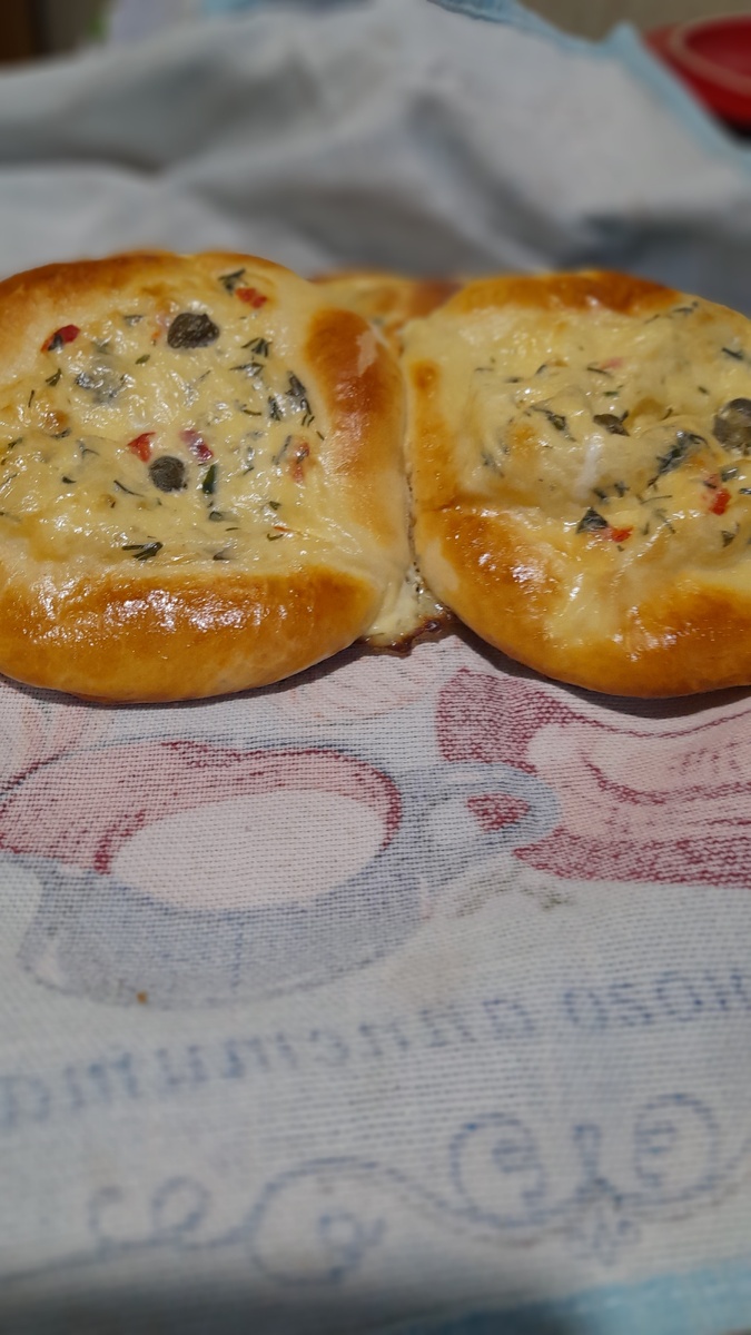 Лепёшка с начинкой из сыра с зеленью и каперсами, каперсы 1-2 штуки на лепёшку