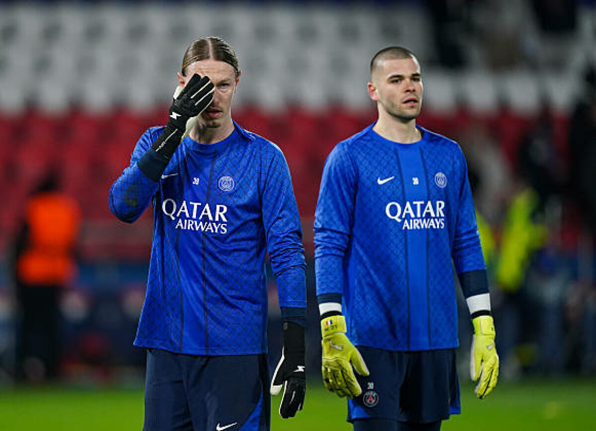     Во Франции о конкуренции вратарей «ПСЖ»: в глазах Луиса Энрике Сафонов опережает Шевалье