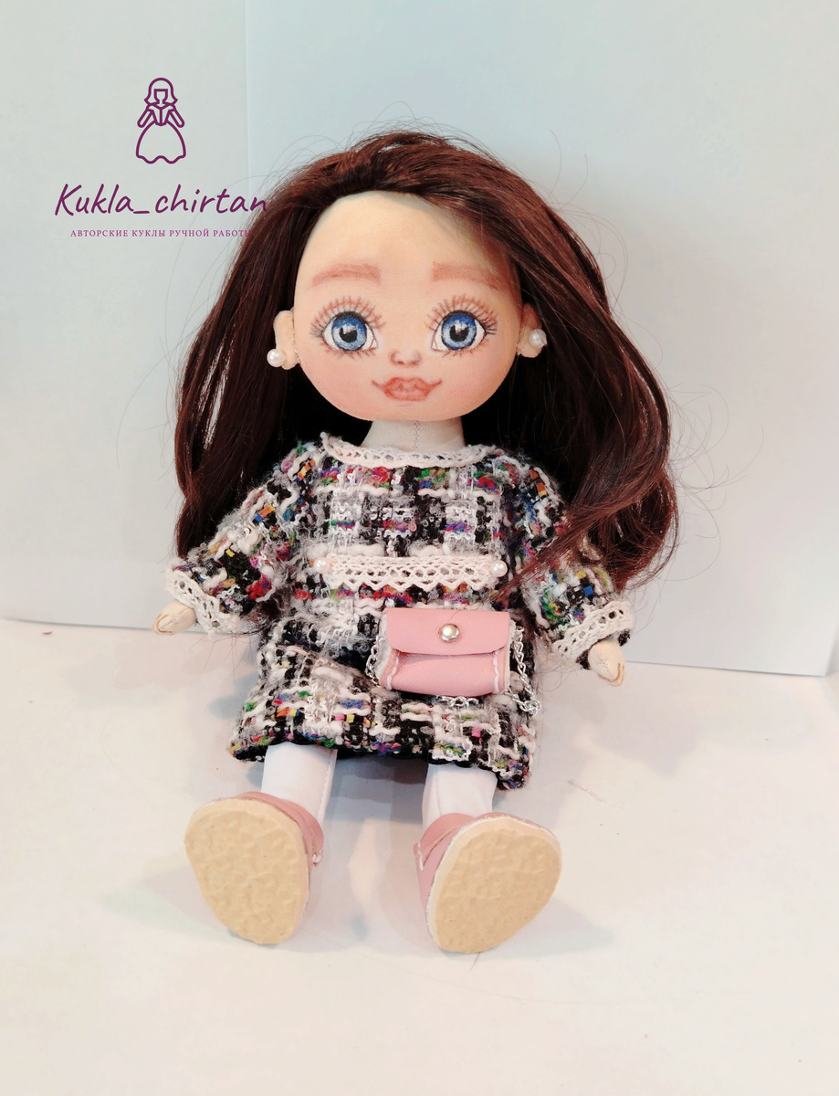 Одна из первых куколок. Брюнетка в платье Шанель