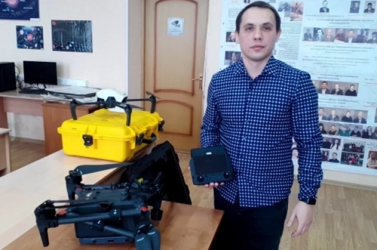    Александр Поляков с беспилотными системами, которые есть в распоряжении университета.