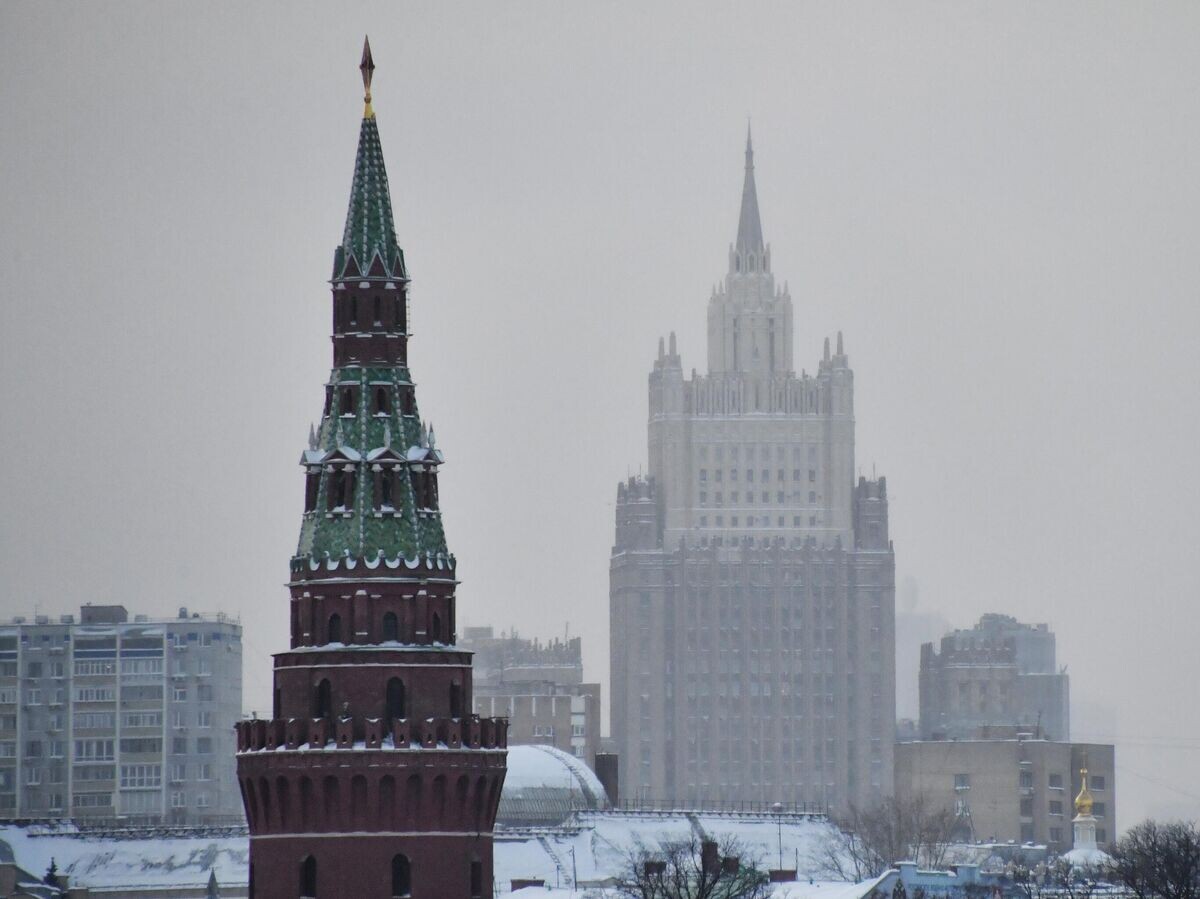    Водовзводная башня Московского Кремля и здание Министерства иностранных дел России | © РИА Новости / Наталья Селиверстова