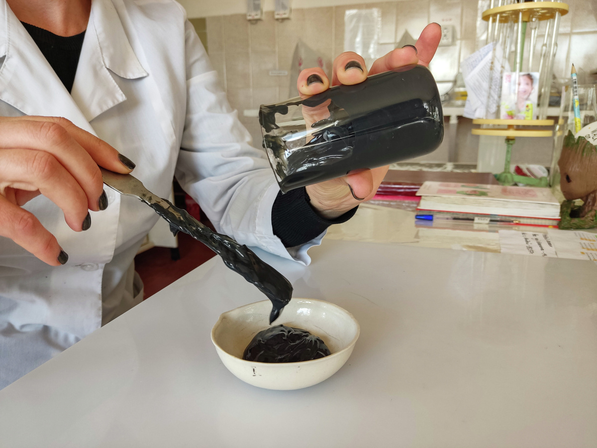 Лаборант проверяет качество сакской грязи // Туристический портал Республики Крым, Кристина Безумнова