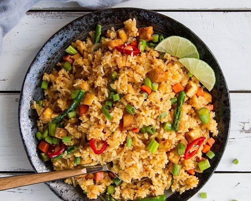 🍚 2. Жареный рис по-азиатски (12 мин)Ингредиенты:                                                     200г варёного риса, яйцо, 100г овощей, соевый соус, лук.- Обжарить яйцо (2 мин).- Добавить рис+овощи, помешивать 5–7 мин.Азиатский фастфуд дома!