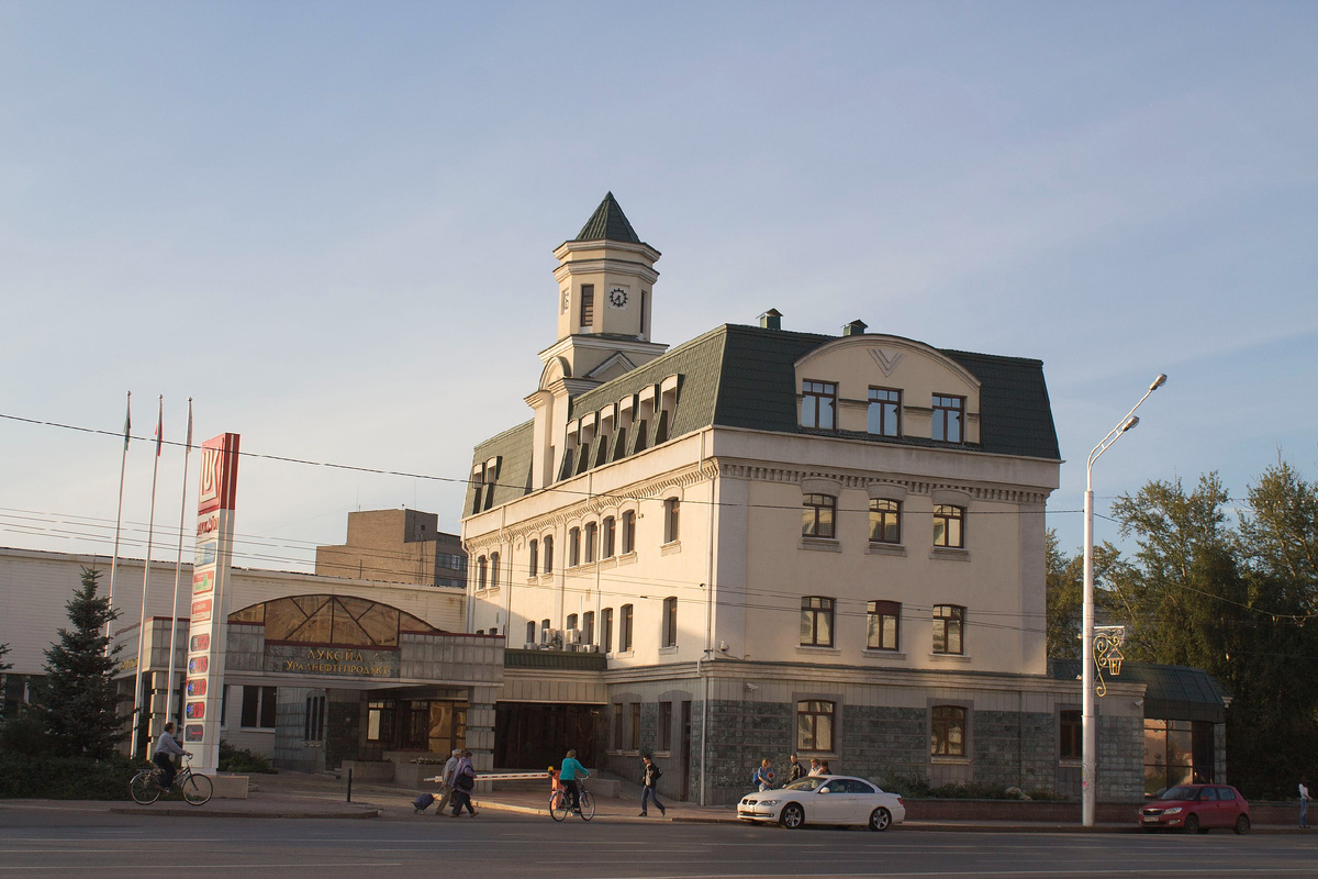 На месте мельницы купца Кошкина здание кампании"Лукойл". Начало проспекта Октября. Фото из свободного доступа наши дни.