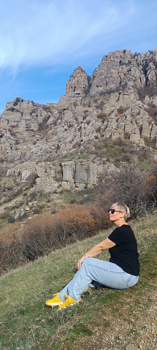 А жить-то хорошо, товарищи! Вот бы еще научиться счастливо жить. А счастливо - это когда без иллюзий, я думаю. Тогда краски ярче и вкусы вкуснее, когда знаешь, что это может закончиться в любой момент.