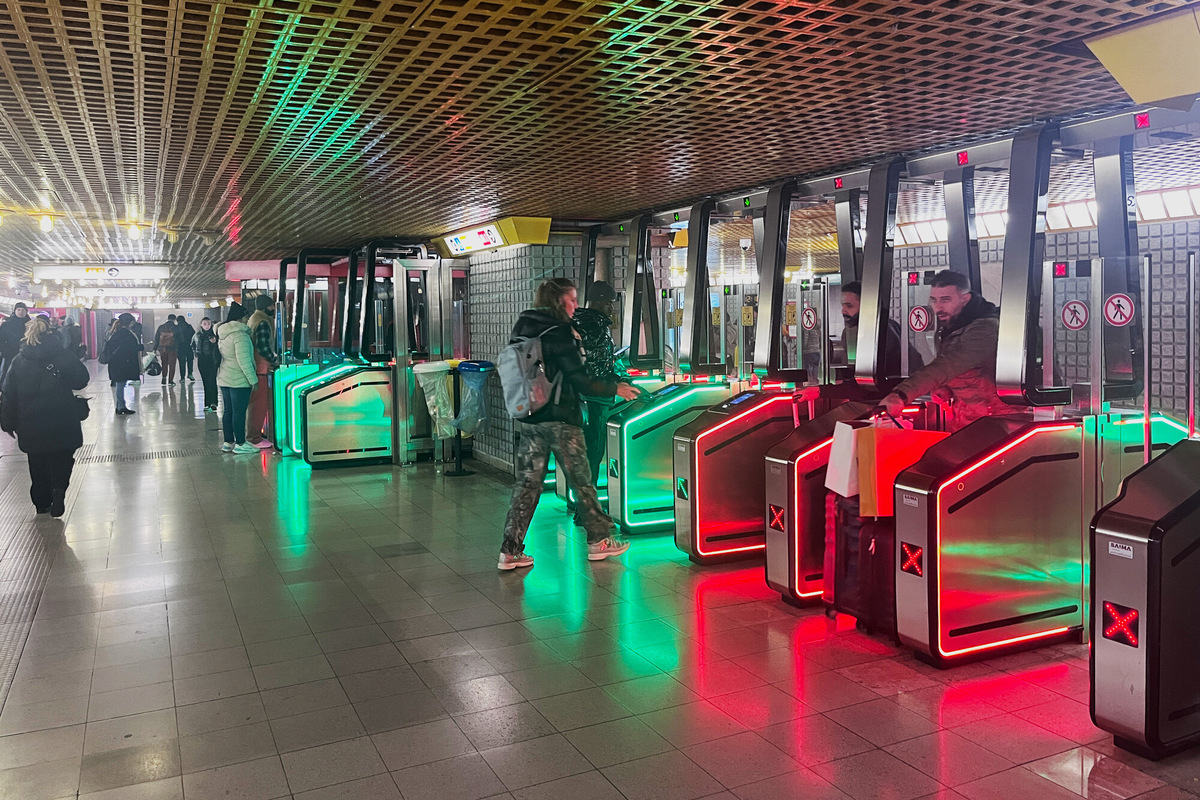 На станции Дуомо поменяли турникеты. Фото: Полина Делия