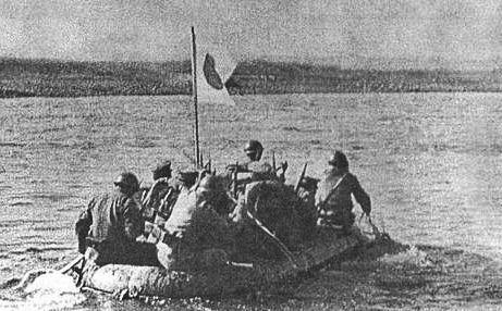 Японская пехота переправляется через р. Халхин-Гол