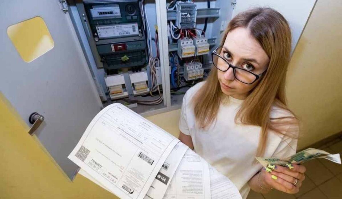     Девушка с квитанциями и деньгами. Источник: ufa.kp.ru Автор фото: Юлия Пыхалова