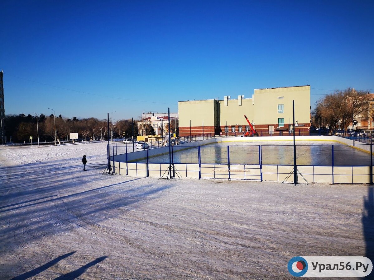    Каток на площади им.Ленина в Оренбурге демонтируют