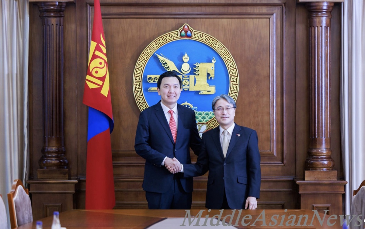 слева: Учрал Ням-Осор и Игавахара Масару