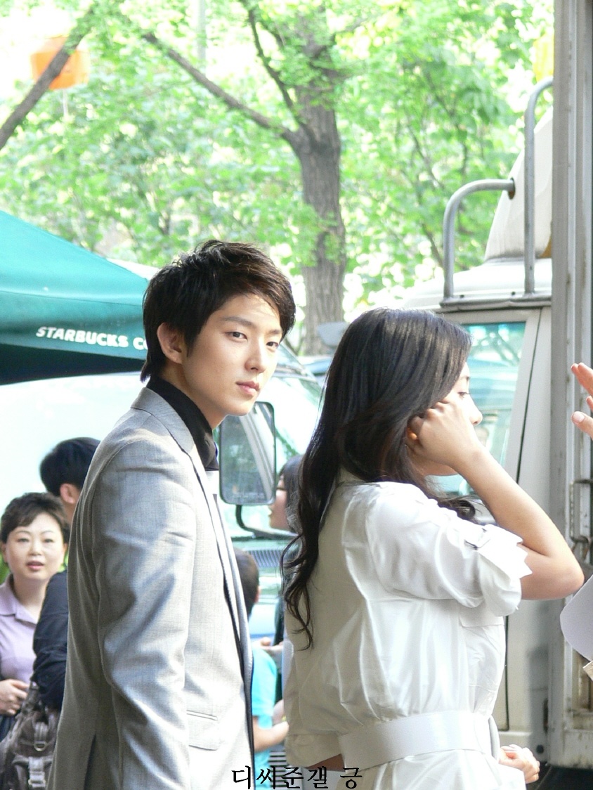 Су Хён смотрит на Ари, каждый жест которой всё более возвращает воспоминания о том времени, что он был счастлив - или Джунги готовится войти в сцену под дождём - одну из самых знаковых и романтичных в их непростых отношения? 