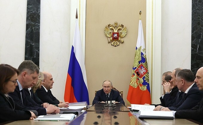 Президент провёл совещание по экономическим вопросам.