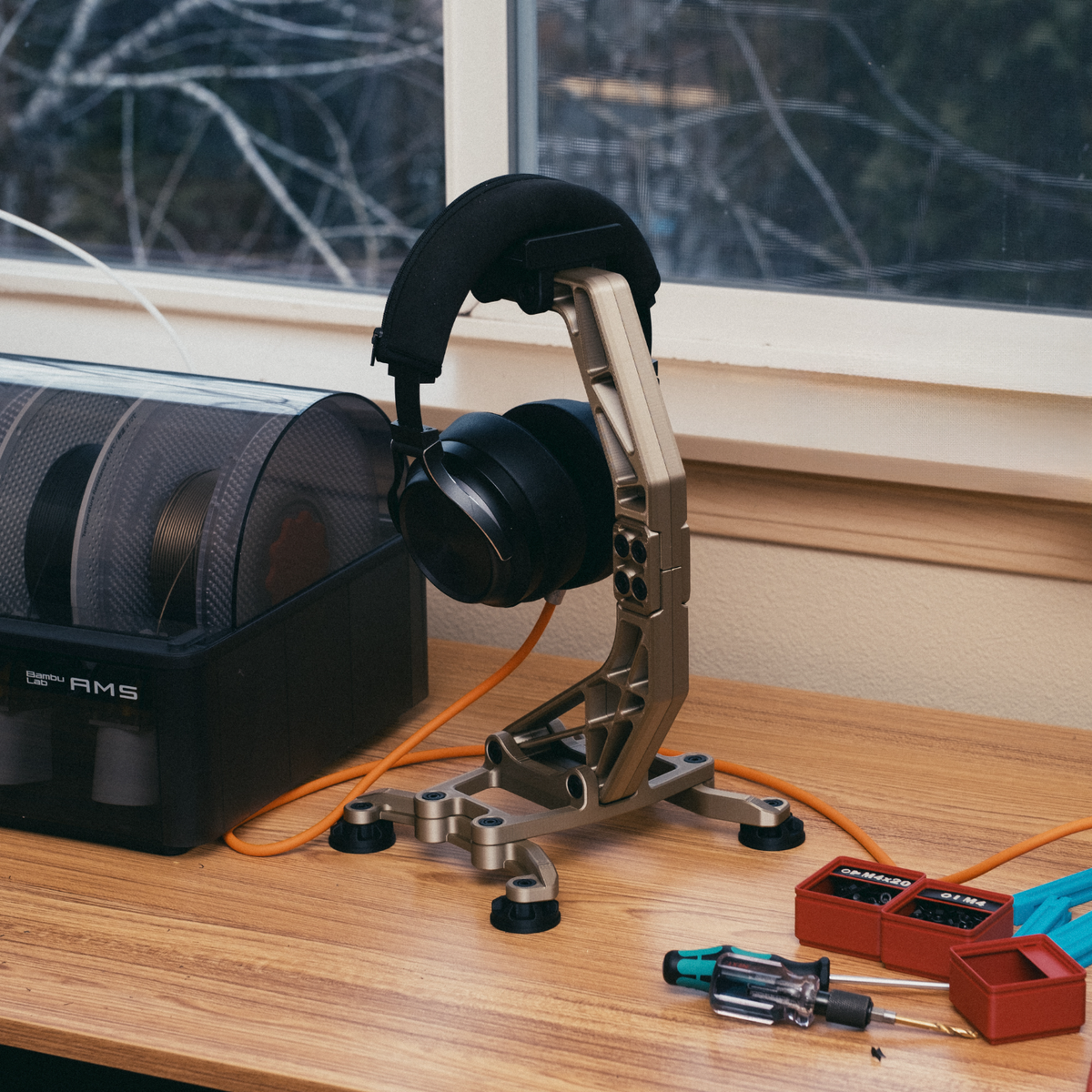 Подставка для наушников в индустриальном стиле