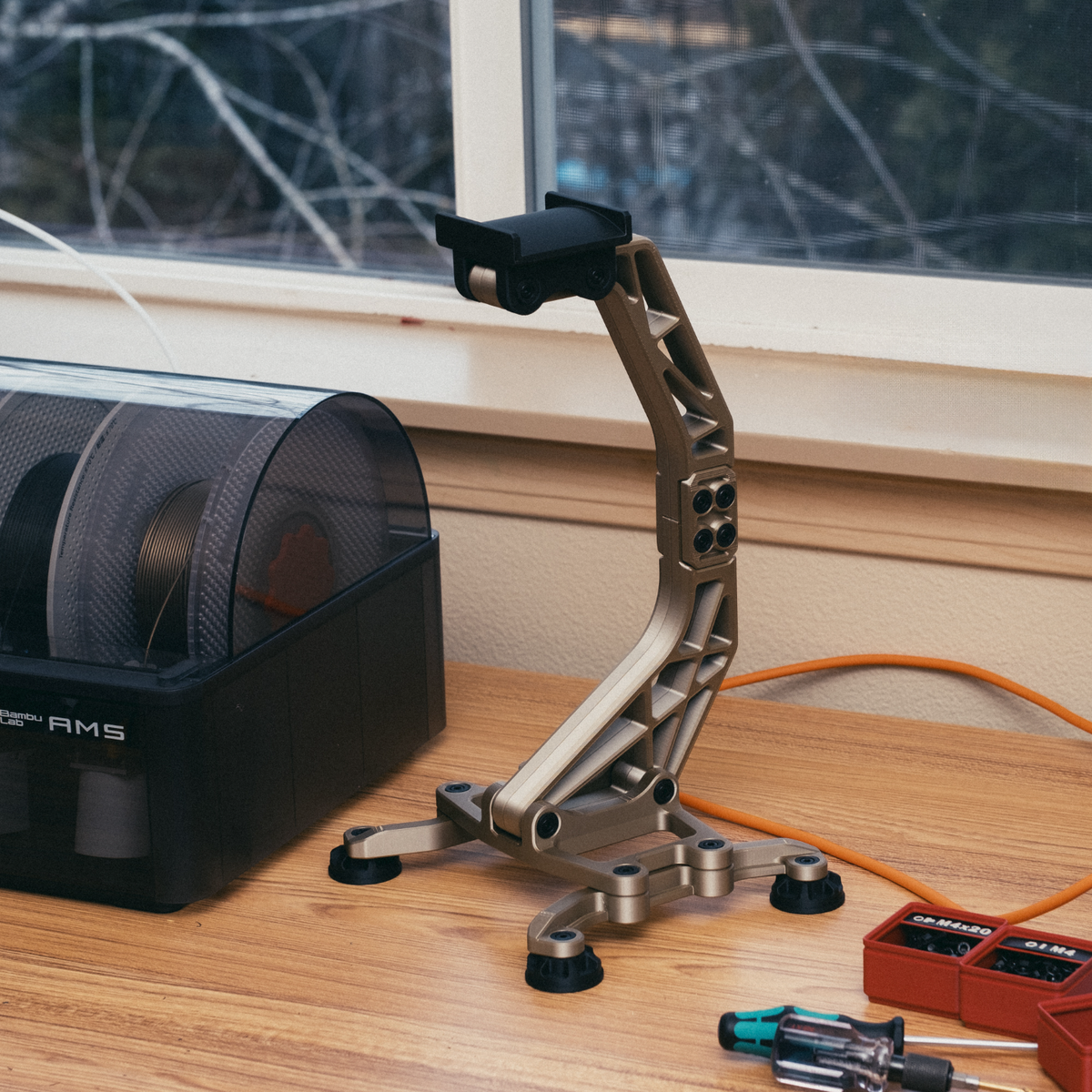 Подставка для наушников в индустриальном стиле