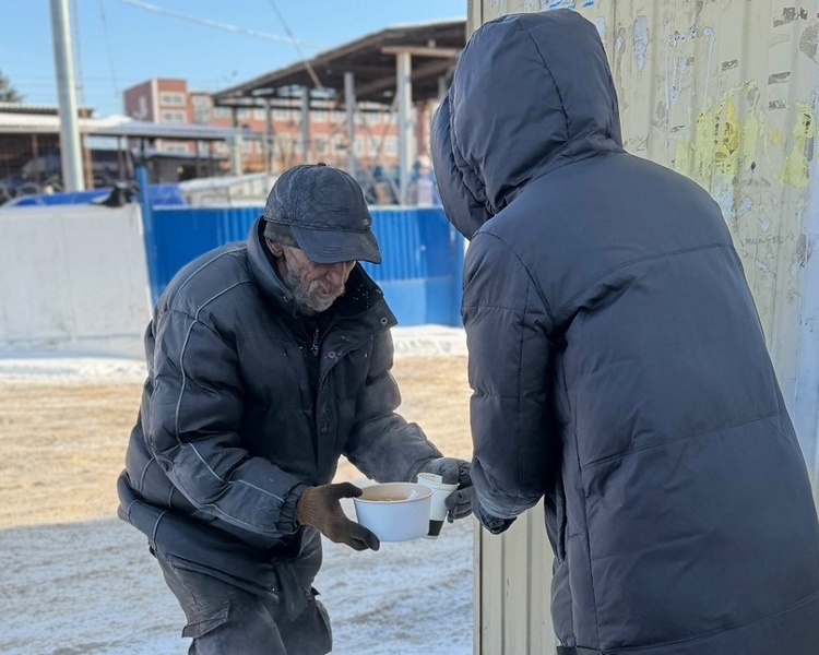     В Курске волонтёры накормили нуждающихся горячей едой и раздали тёплую одежду