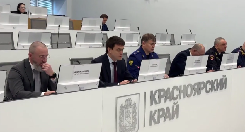     Михаил Котюков провел штаб после ЧП в школах Красноярского края