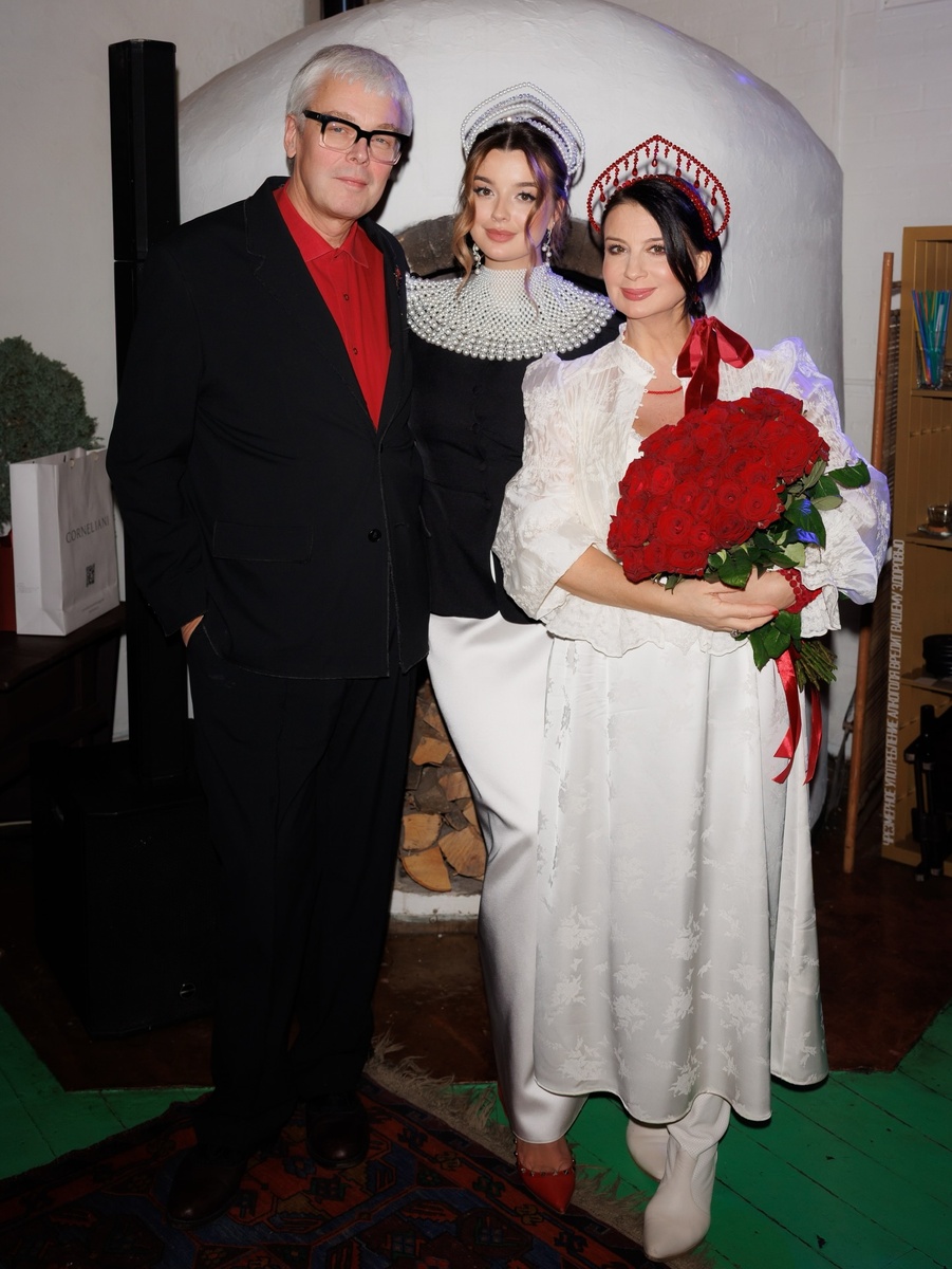 Екатерина Стриженова с мужем и младшей дочерью