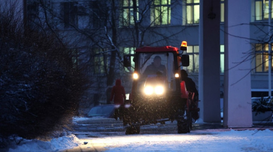     Снежный десант: ночью в Минской области на расчистку дорог вывели более 110 машин