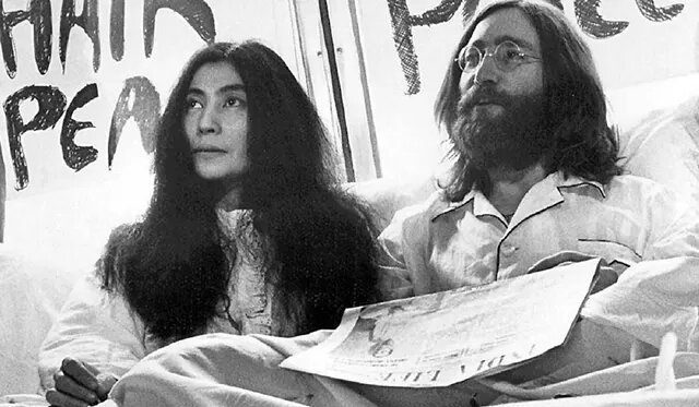 С 25 по 31 марта они проживали в президентском люксе, номере 702, в отеле Amsterdam Hilton, ежедневно принимая журналистов с утра до вечера.