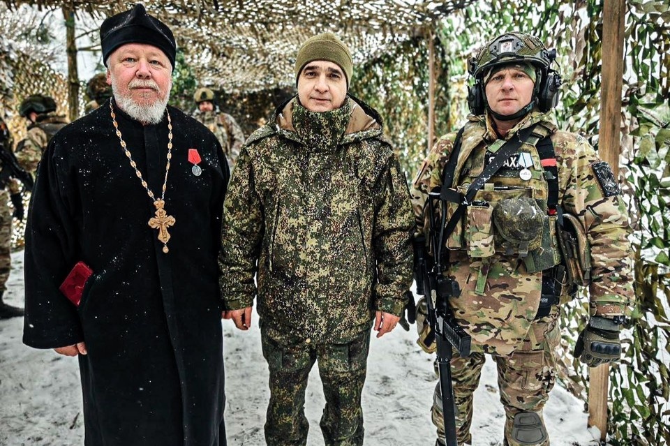    Протоиерей Андрей Дашевский (слева) служит на СВО войсковым священником. Фото: личный архив