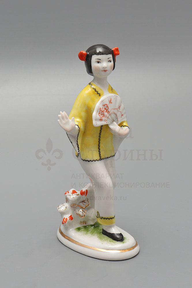 Статуэтка «Китаянка с веером», скульптор Столбова Г. С., фарфор ЛФЗ, 1950-60 гг. Фото с нашего сайта dvaveka.ru