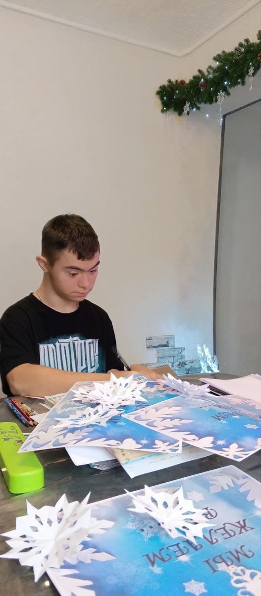    Ярослав обожает рисовать. Фото: из архива семьи.