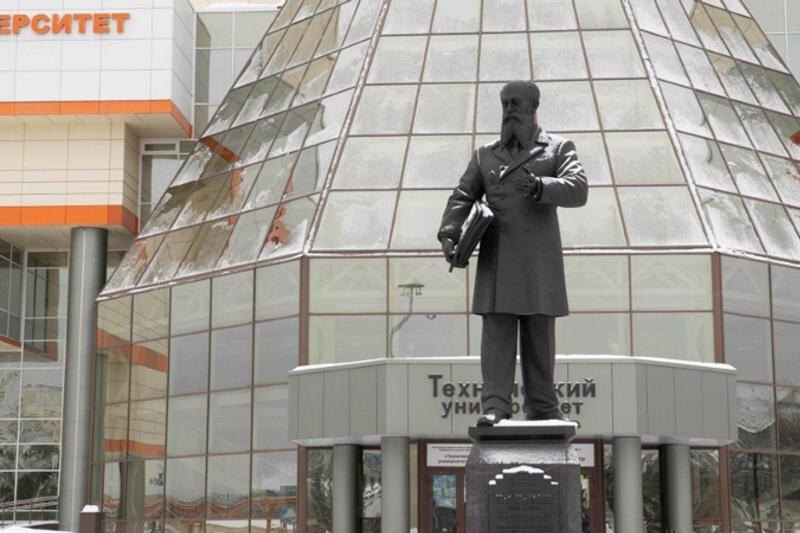    Технический университет УГМК. Памятник ученому Грум-Гржимайло у входа в университет
