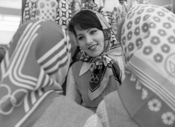    Платки с эмблемой московских Олимпийских игр./Рудольф Алфимов / РИА Новости ria.ru