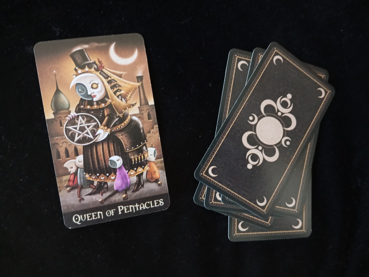 Королева Пентаклей - Таро Безумной Луны - Совет Дня от карты Таро