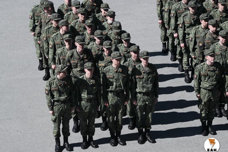    Военные строем