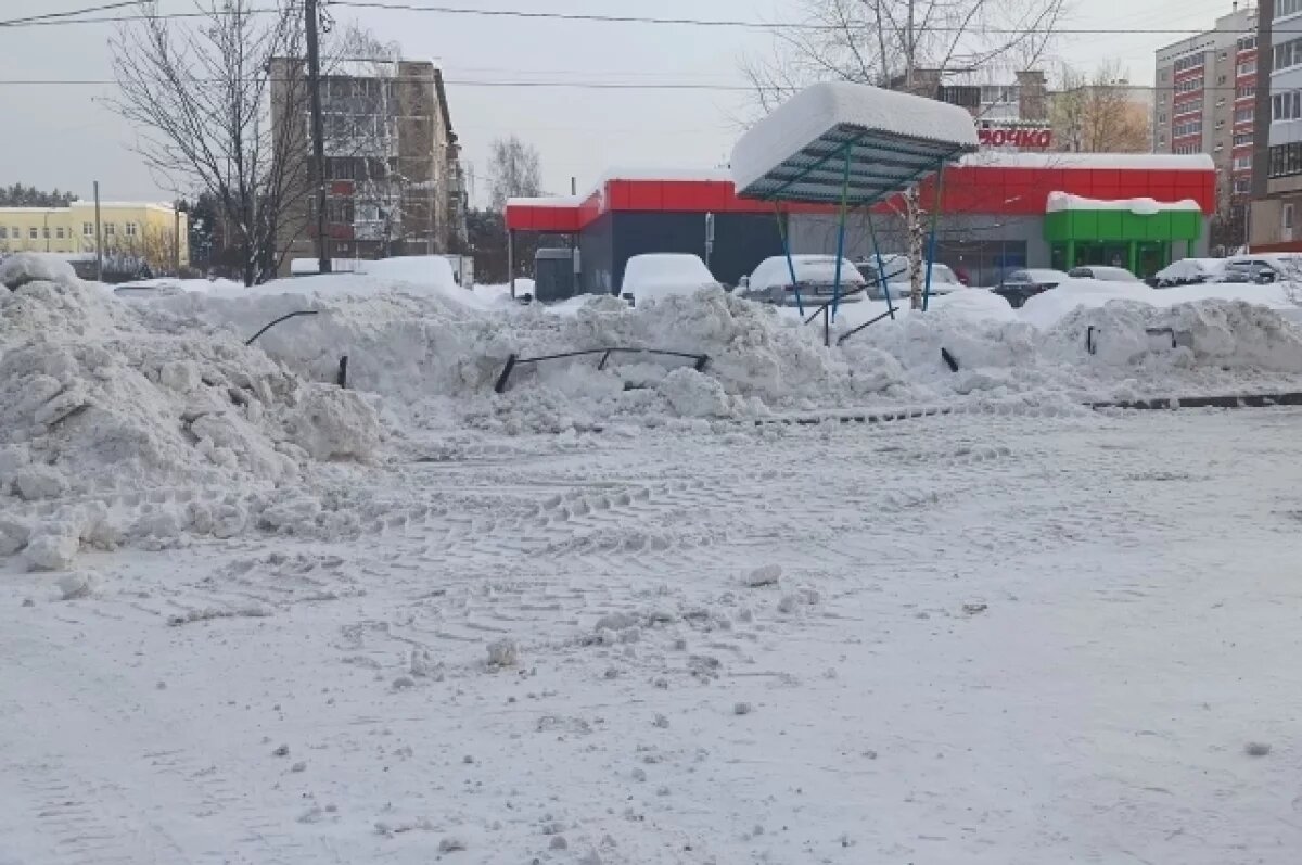    При уборке снега в Перми техника сломала ограждение детской площадки