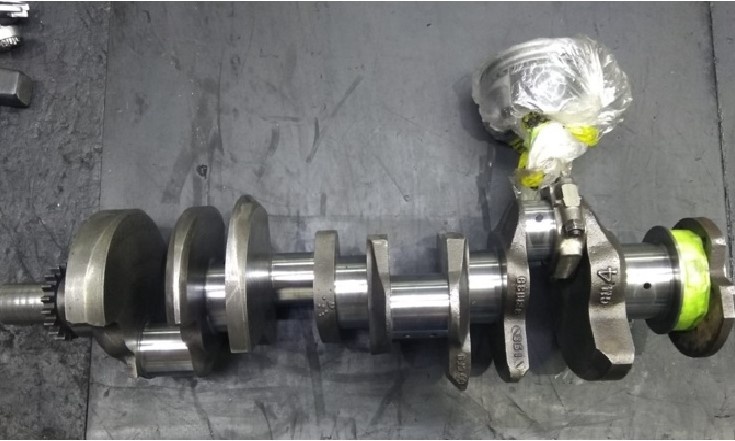 Фото 1. Вал с шатуном и поршнем.