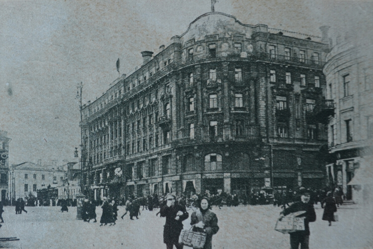 После революции купец Елисеев был вынужден бежать во Францию, и несколько лет его детище пустовало. На фото: Елисеевский магазин в 1930-е гг. ©Министерство культуры Российской Федерации  📷