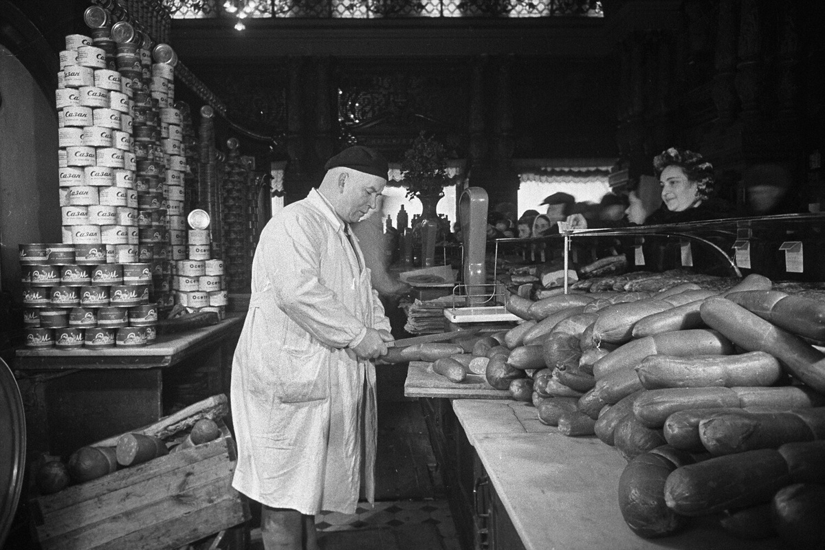 Во всех смыслах новую жизнь магазин обрез в эпоху Новой экономической политики (НЭПа) — он вновь открылся, но уже не как "Елисеевский" на Тверской, а как Гастроном №1 на улице Горького.     
 На фото: продажа колбасных изделий в Елисеевском магазине в Москве, 1952 год ©Анатолий Гаранин/РИА Новости  📷