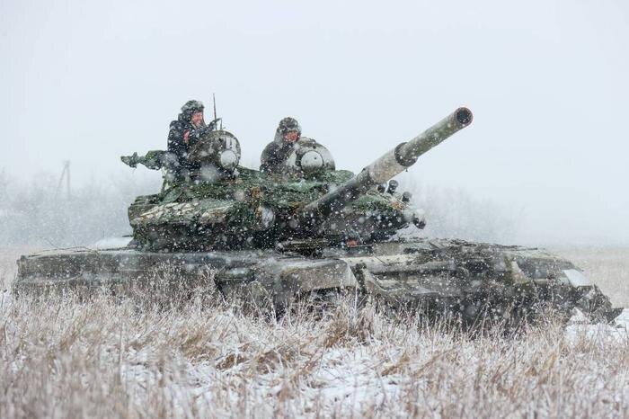 Танк Т-72 в зоне проведения СВО. Обложка © ТАСС / Сергей Мальгавко