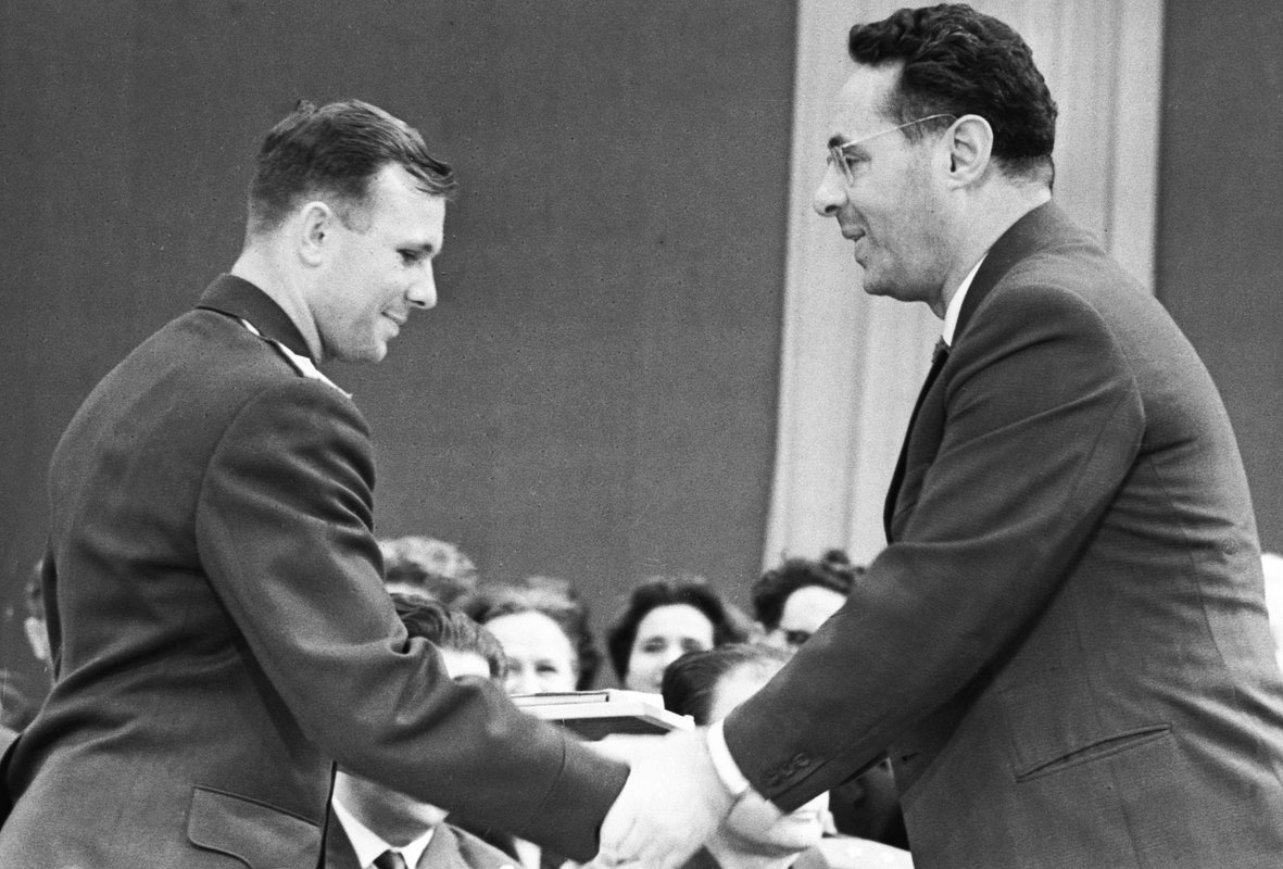 Фото: Ю. Гагарин и Ю. Левитан 