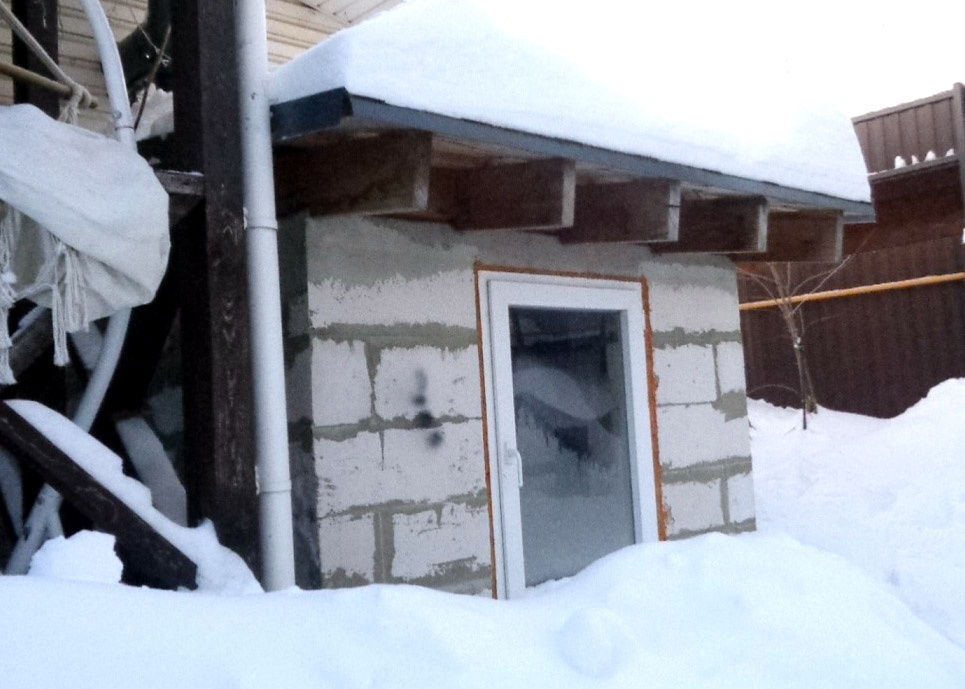 Фото 1. Домик для бензогенератора.