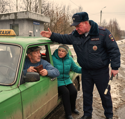 Наглый майор тряс деньги с таксиста, не зная, что пассажирка в старом пуховике — полковник из Москвы