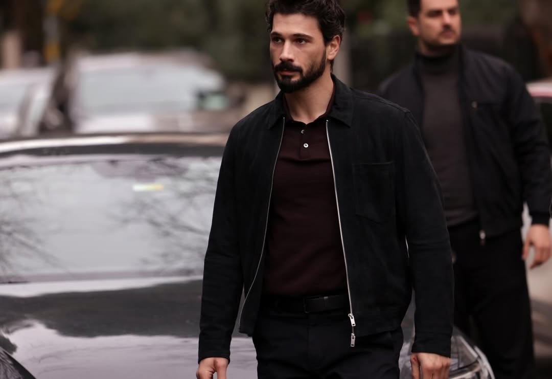 кадр из сериала "Под землей"