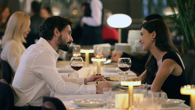 кадр из сериала "Под землей"