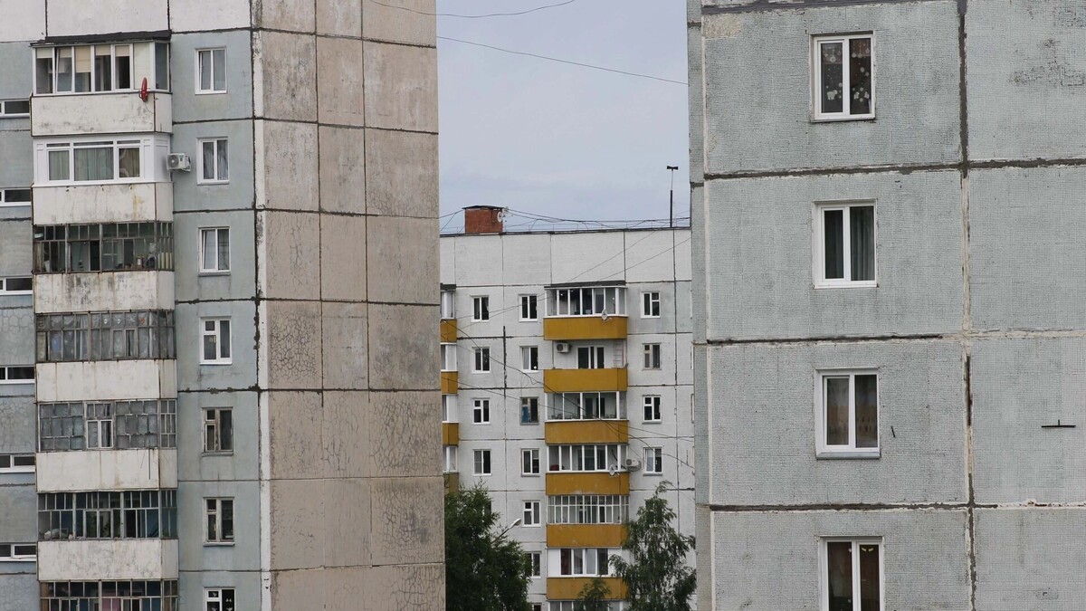    В России по-прежнему множество людей живет в советских панельках, квартиры в которых тоже неоправданно дорожают год от года.   1MI