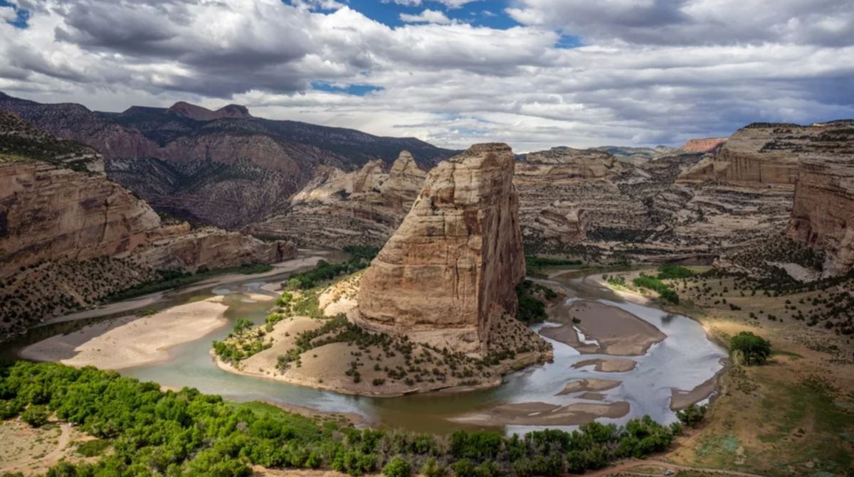 Наконец-то тайна возрастом в полтора столетия раскрыта. Геологи поняли, что заставило реку Грин-Ривер течь «в гору»