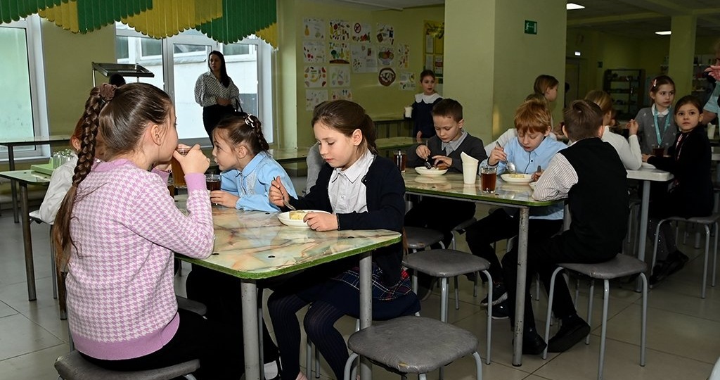 Есть можно? Глава Находки проверил завтраки в школьных столовых