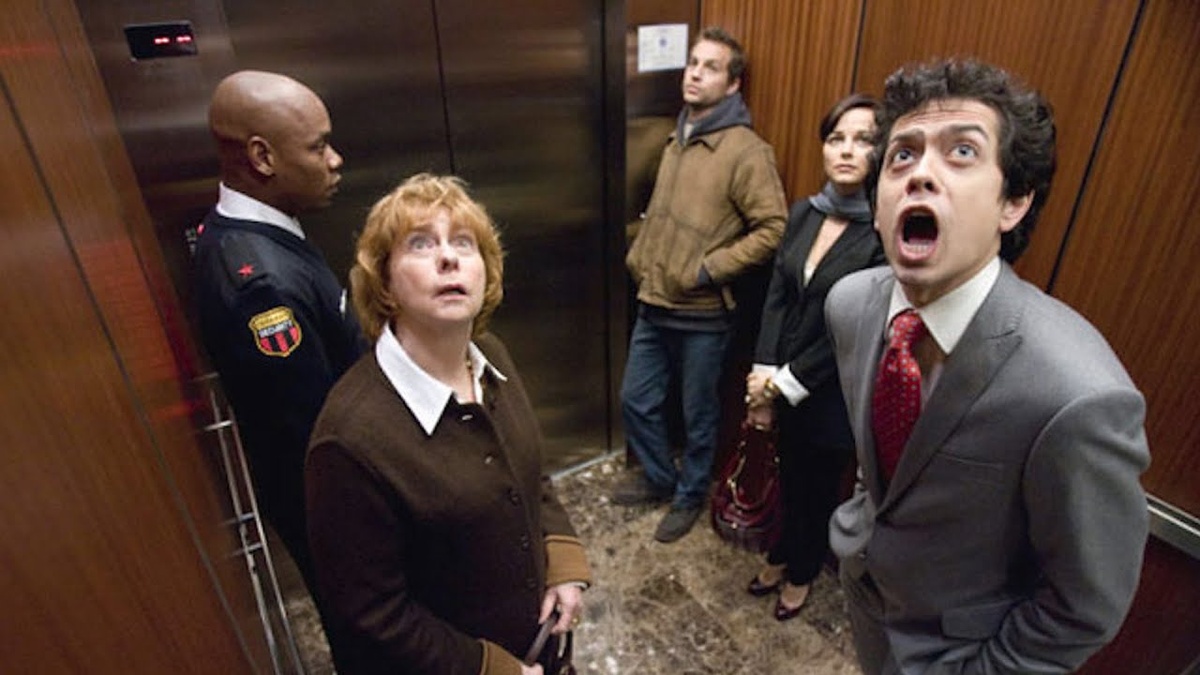 Кадр из фильма "Застрявшие в лифте"