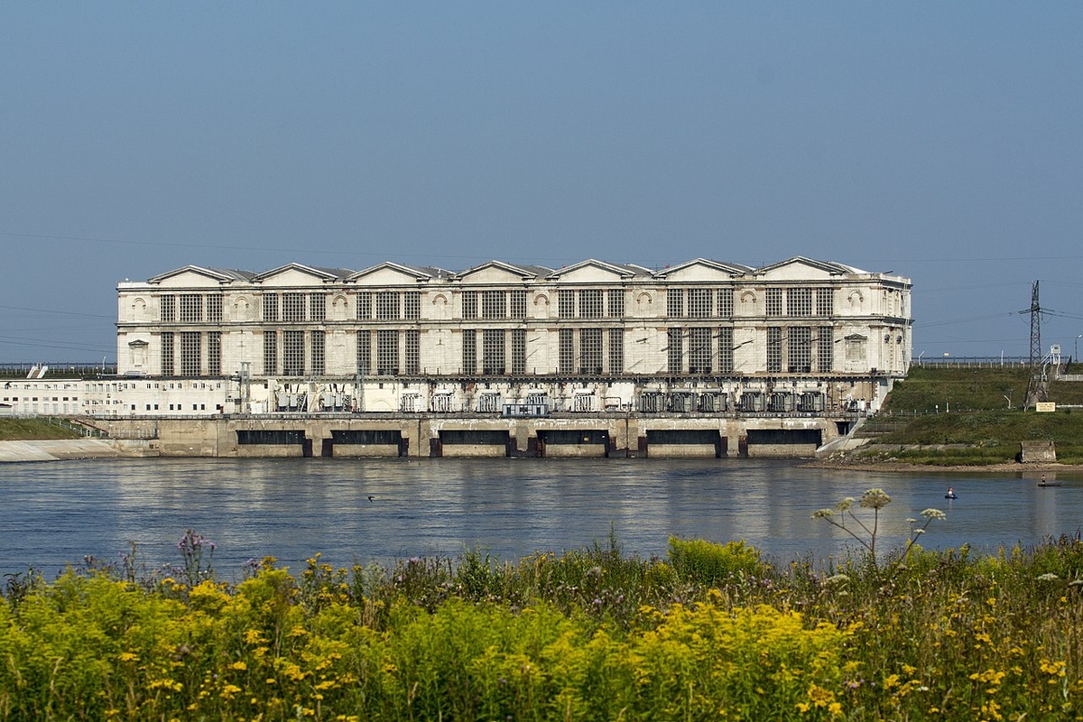 Рыбинская ГЭС — триггер стройки того, что существенно изменило жизнь местного края! Фото с Викисклада: https://commons.wikimedia.org/wiki/File:Рыбинская_ГЭС.jpg