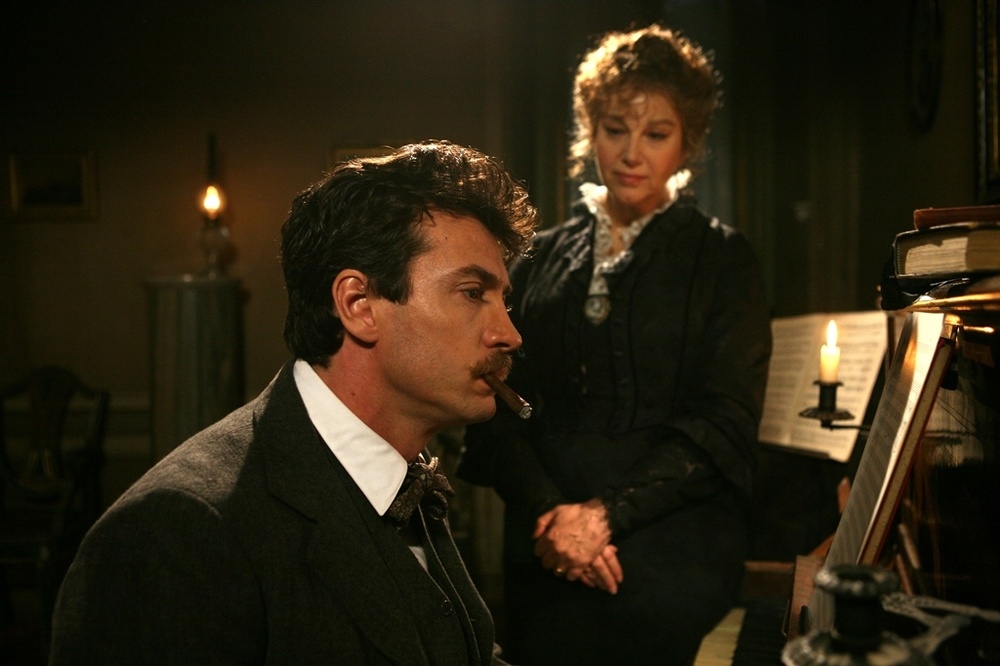 Источник: https://www.kino-teatr.ru/kino/movie/euro/104426/foto/a24930/710175/