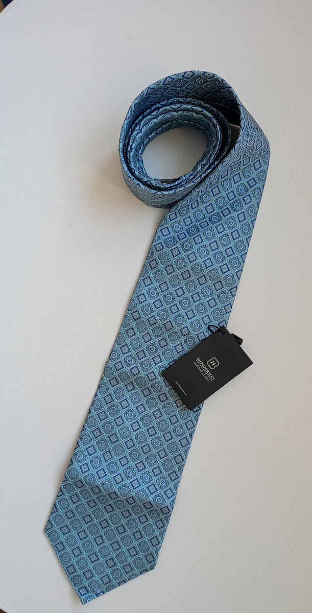 Абсолютно новенький шелковый галстук от Henderson. Взяла за 50 руб. на пробу, особо ставку не делала, подумала если не продам, то буду носить сама в качестве аксессуара на сумку или пояса. Кто же знал, что галстуки достаточно популярная категория. Был куплен за пару часов и после брони ещё писало много человек с просьбой написать если не заберут. 