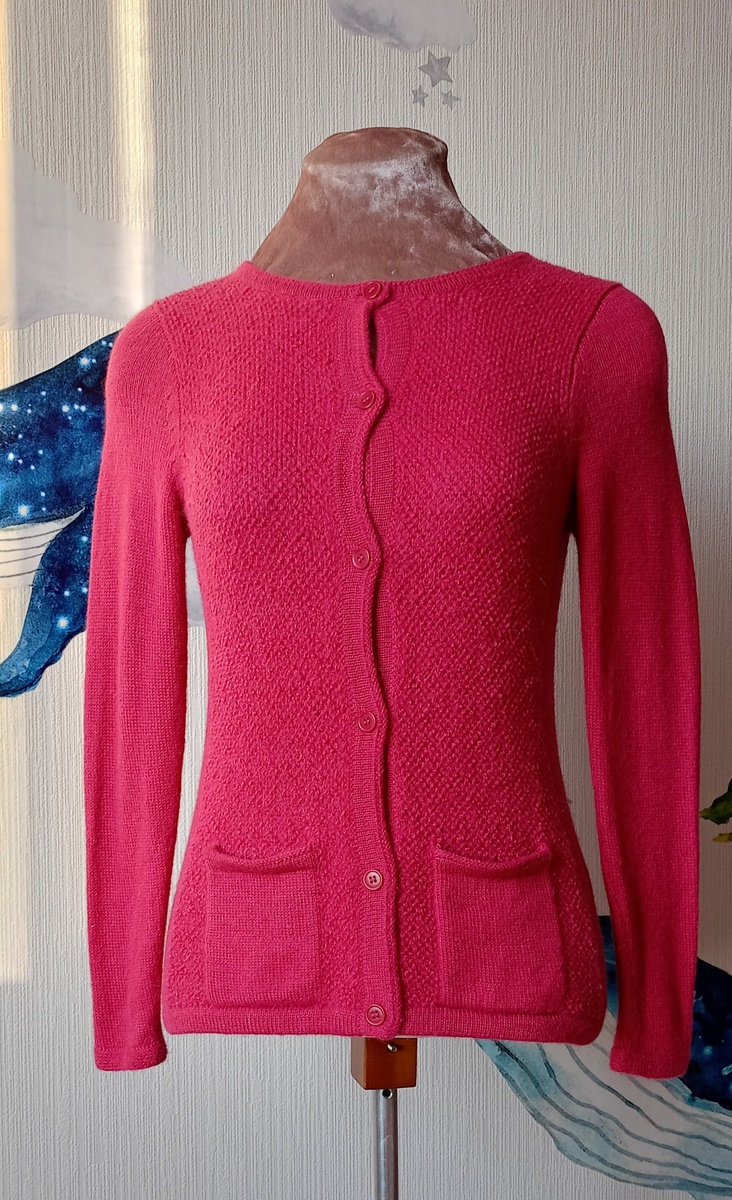 Очень мягкий и "вкусный" кардиган из 100% альпаки. Размер был небольшой, 42-44, но это не помешало ему найти свою хозяйку