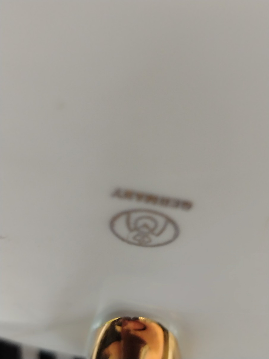 Вниз головой, там ведь цветок.